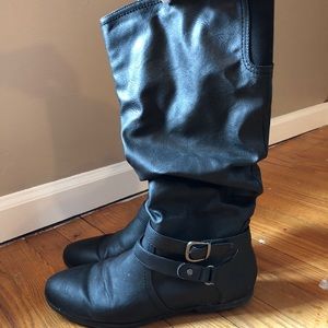Black Slouch boot. Mid-calf.